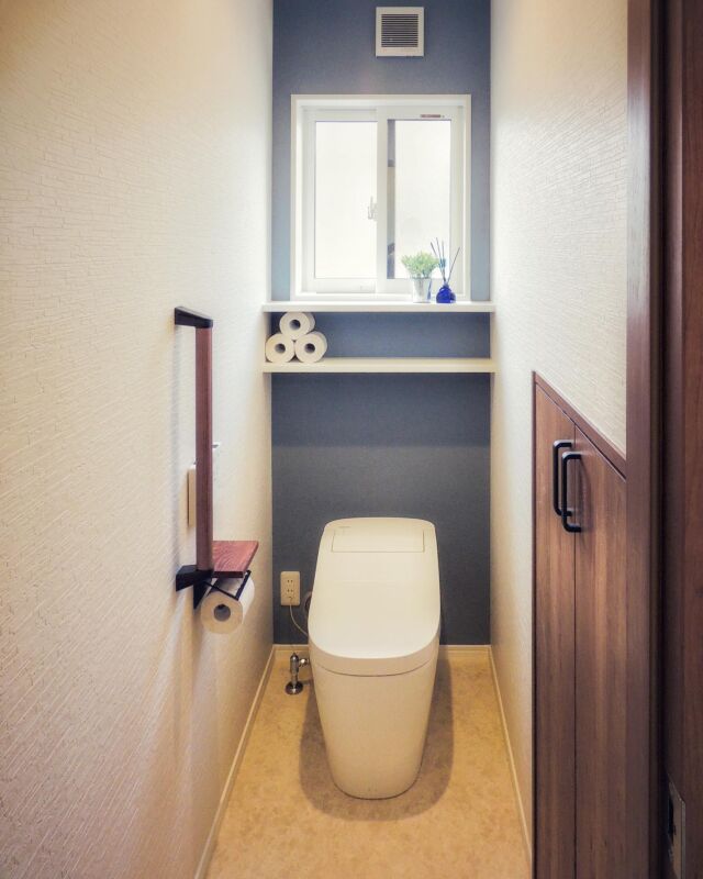 貴方にとってトイレとは、どんな場所でしょうか。🚽🧻

毎日使う場所だからこそ、自分好みの空間にしてもいいと思います。

思い切ってキャラクターモチーフの壁紙を貼ったり、一面だけ違う差し色をしてみたり…

小さな空間の分、普段とは別世界を演出できるのが、トイレ空間の良いところだと思います。

#トイレクロス 
#トイレ空間 
#トイレ 
#トイレリフォーム 
#トイレ壁紙 
#壁紙 
#クロス選び 
#トイレクロス選び 
#ムネカタテック株式会社 
#ムネカタテック 
#福島市 
#ふくしま 
#福島市の工務店 
#女性設計士と建てる家 
#福島市注文住宅